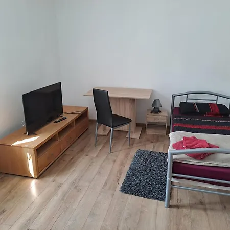 Voll Ausgestattete Monteur- Direkt An Der Raffinerie In Einer Mit Kleinem Balkon Apartament *