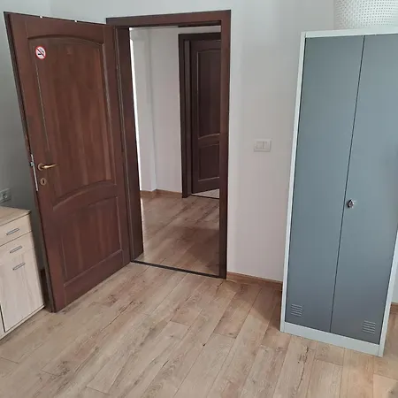 Voll Ausgestattete Monteur- Direkt An Der Raffinerie In Einer Mit Kleinem Balkon
